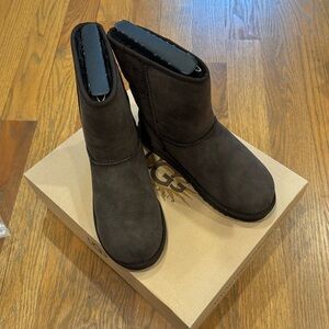 Kids / Women UGG Classic Boot in chocolate